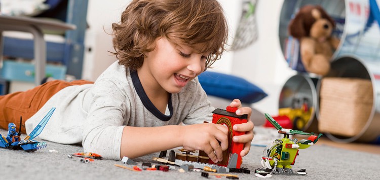 child_playing_with_lego